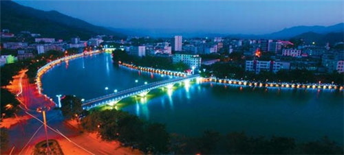 开心码头量贩零食加盟在武穴市开店有什么前景，在武穴市开新奇独特加盟哪家是正宗的